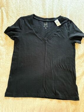 *NWT* GAP Black V-Neck Short Sleeve Tee Size S